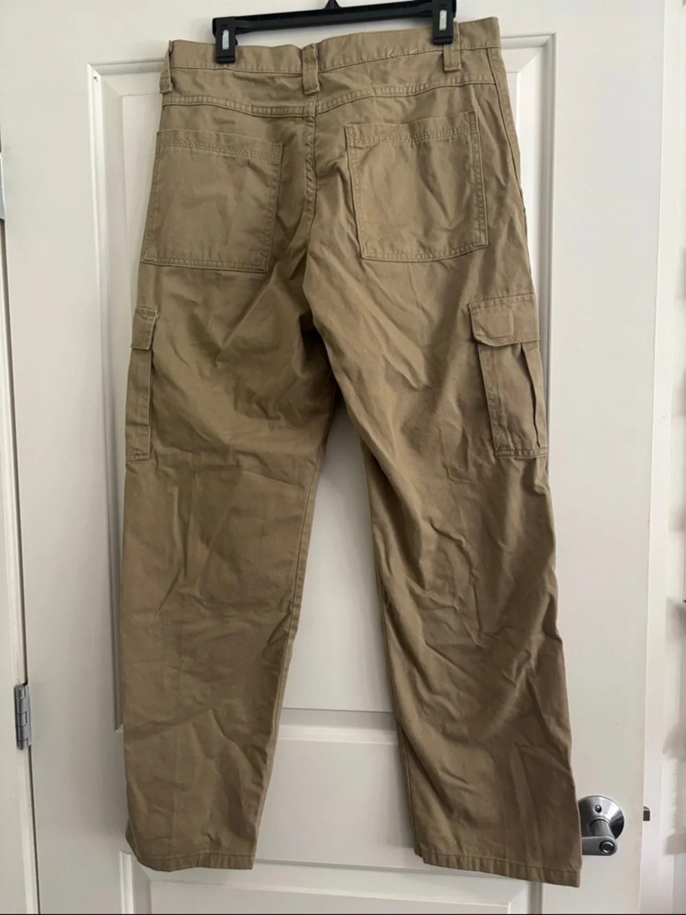 Men’s Wrangler khaki tan cotton cargo pants, size 32x32, loose fit, like new
